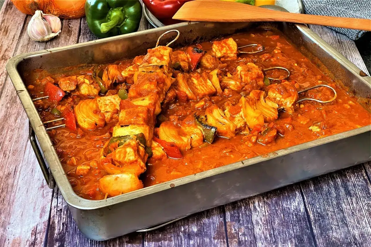 Schaschlik im Backofen: saftige Fleischstücke und Gemüse in einer würzigen Sauce, bereit zum Genießen.