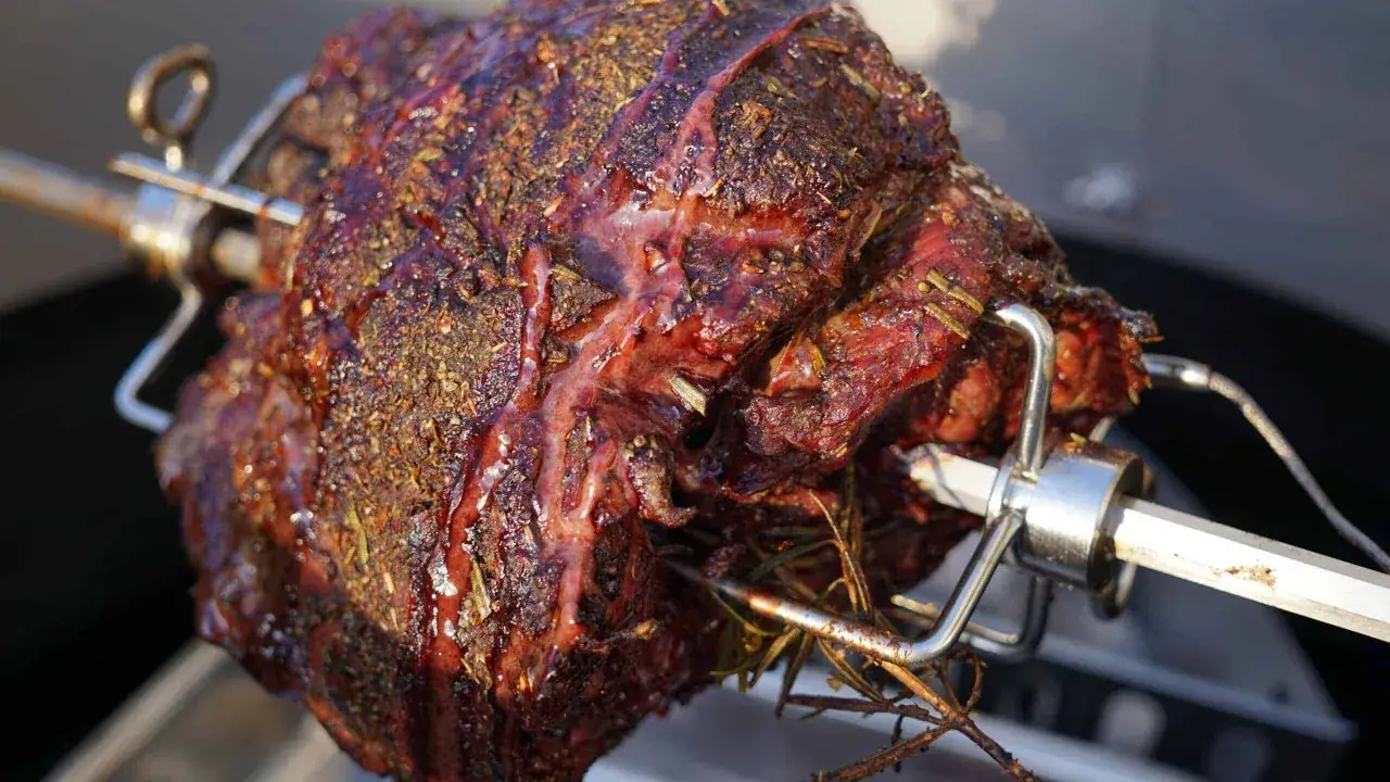 Ein saftiges Stück Fleisch, perfekt gewürzt, dreht sich am Spieß. Ein Festmahl für alle, die Wildschwein grillen lieben.