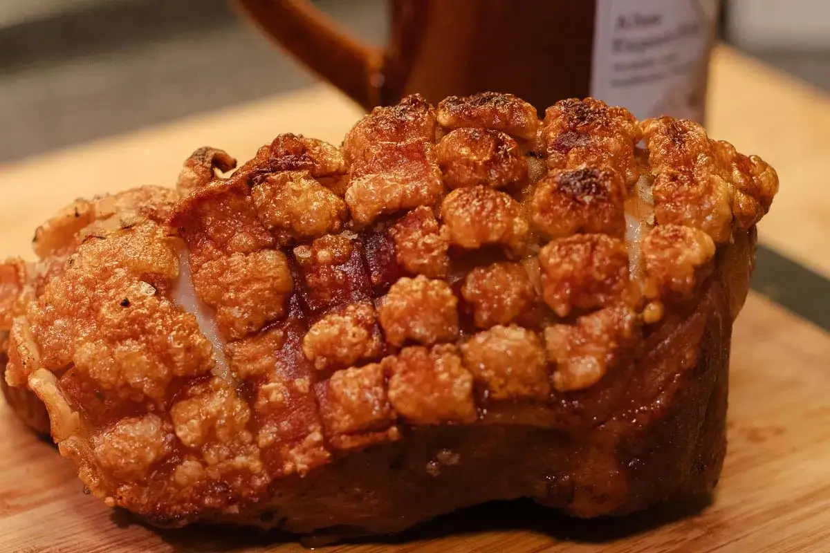 Knuspriger Schweinebraten Niedrigtemperatur mit perfekt aufgeplatzter Kruste, saftig und goldbraun.