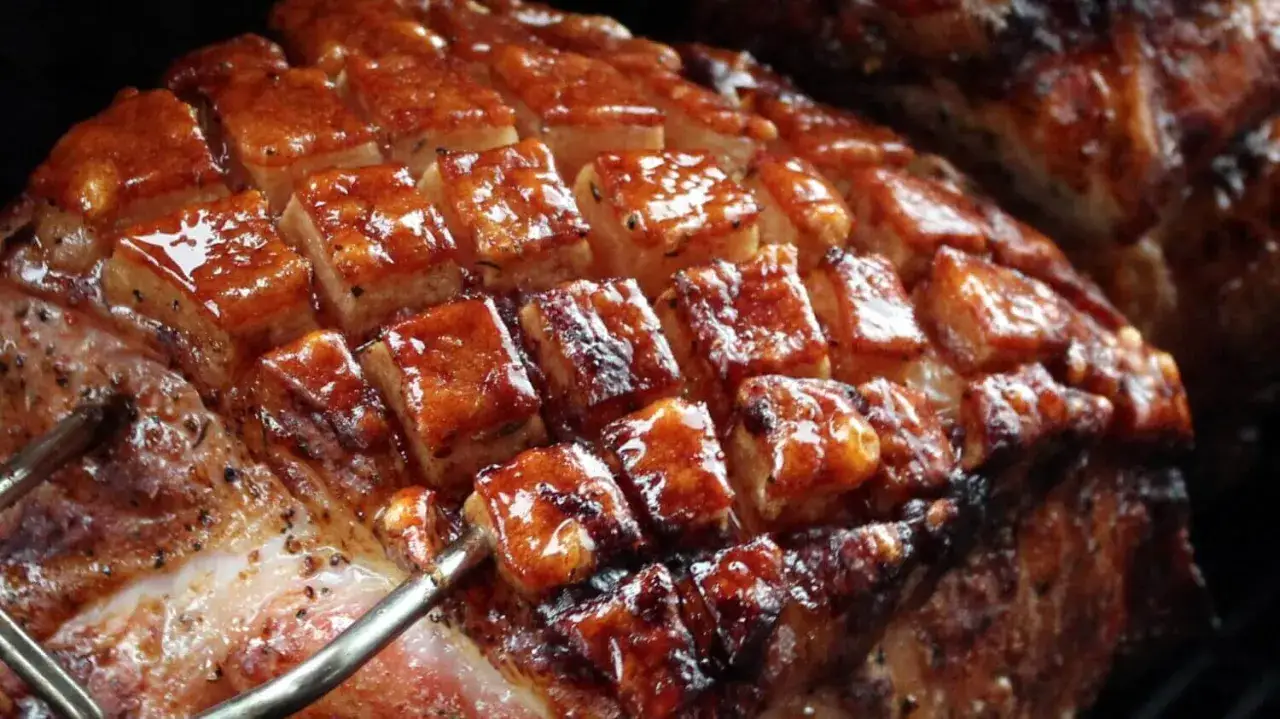 Knuspriger Krustenbraten vom Grill, die Schwarte ist perfekt karamellisiert und gl&auml;nzt. Ein Fest f&uuml;r die Sinne!