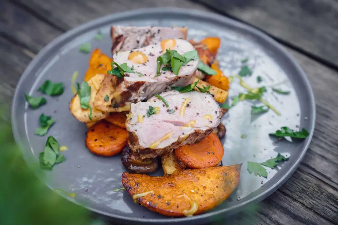 Saftiges schweinefilet grillen mit karamellisierten Süßkartoffeln und frischer Petersilie. Ein Genuss für jeden Grillmeister!