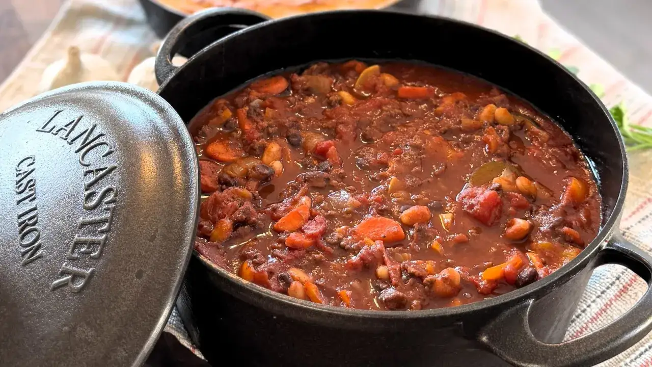 Herzhaftes Chili con Carne im Lancaster Dutch Oven, mit Bohnen, Karotten und Hackfleisch.