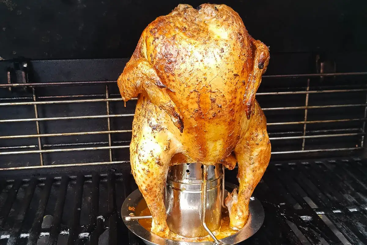 Ein goldbraunes Bierdosenhähnchen auf dem Grill. Die Haut ist knusprig und gewürzt, bereit für den Genuss.