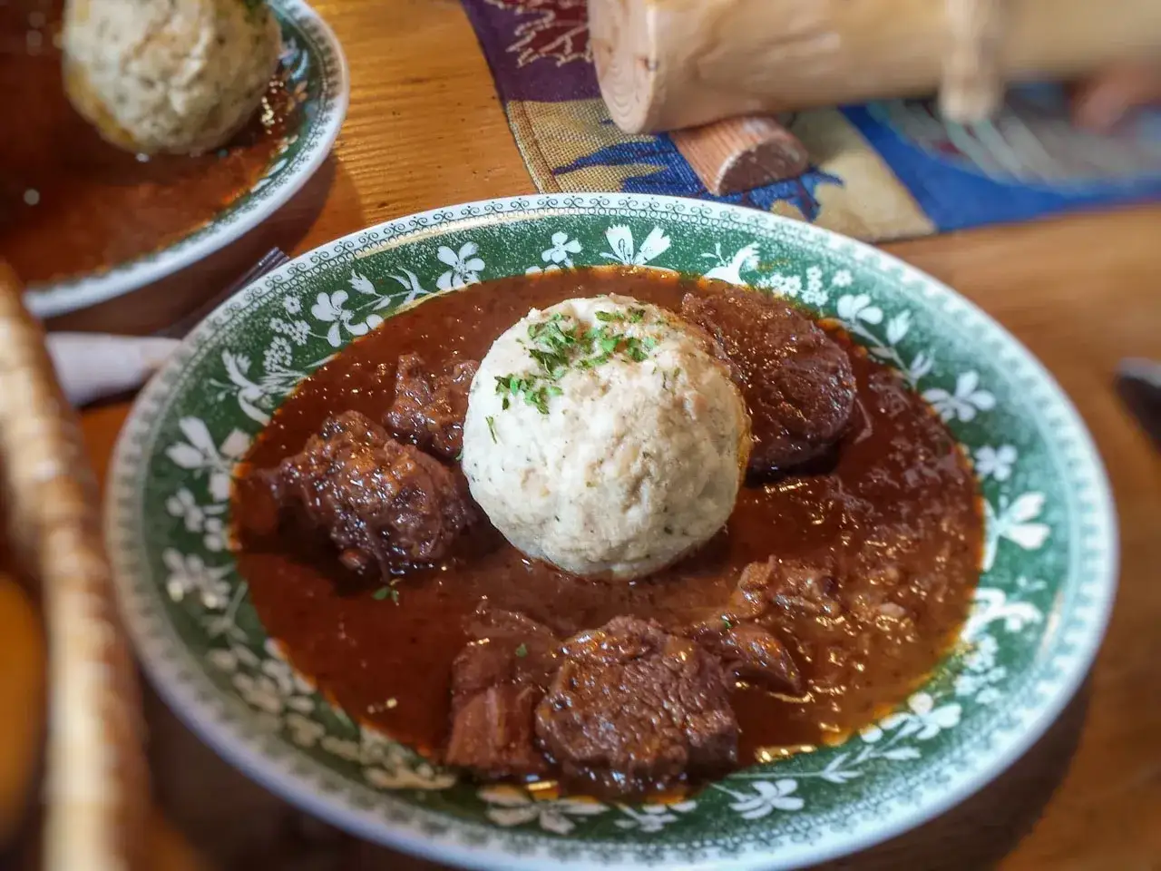 Original Wiener Saftgulasch ohne Anbraten: zartes Rindfleisch in reichhaltiger Sauce mit einer Semmelkn&ouml;delspezialit&auml;t.