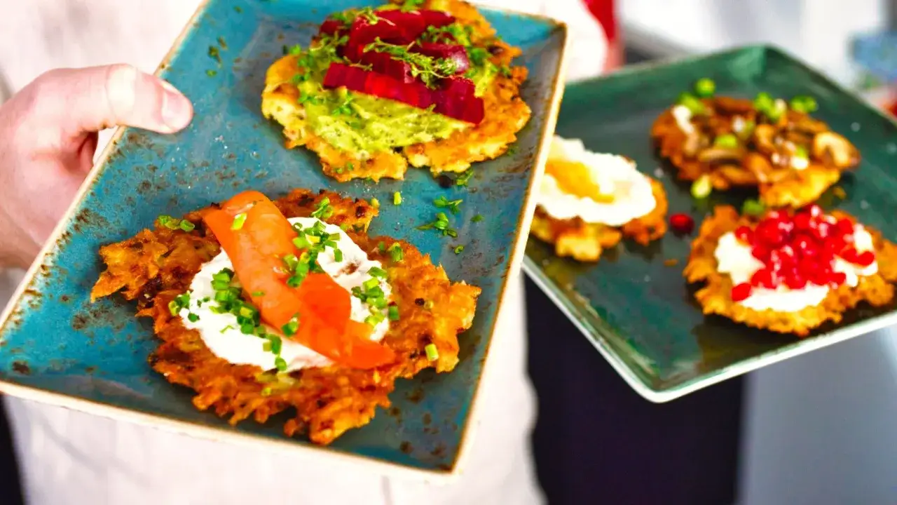 Kartoffelpuffer mit Lachs, Rote Bete und Granatapfel – köstliche Ideen, was zu Kartoffelpuffern passt.