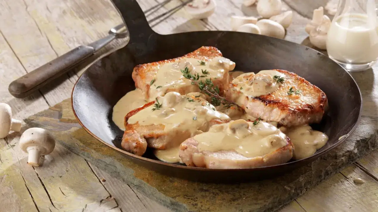 Saftiges Schweinegeschnetzeltes mit cremiger Pilzsoße, ein köstliches Rezept für Genießer.