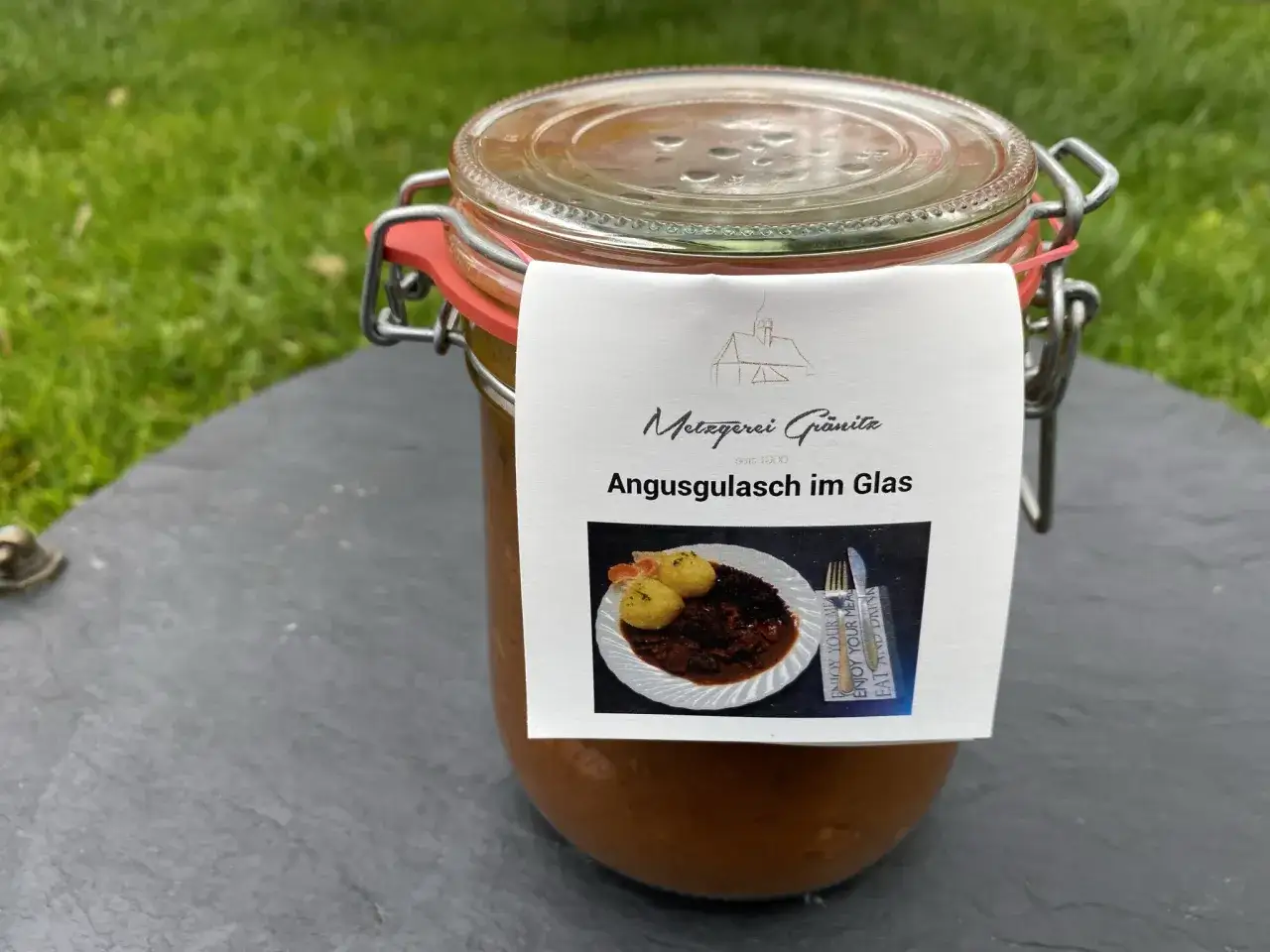 Glas mit Angusgulasch, perfekt zum Fleisch einkochen. Auf dem Etikett der Metzgerei Granita ist das Gericht abgebildet.