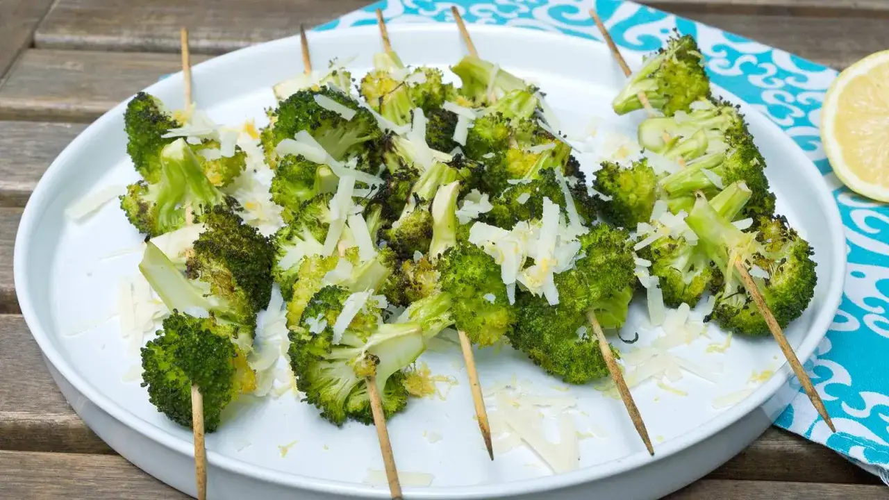 Brokkoli am Spie&szlig;, gegrillt und mit Parmesan bestreut, bereit zum Genuss.