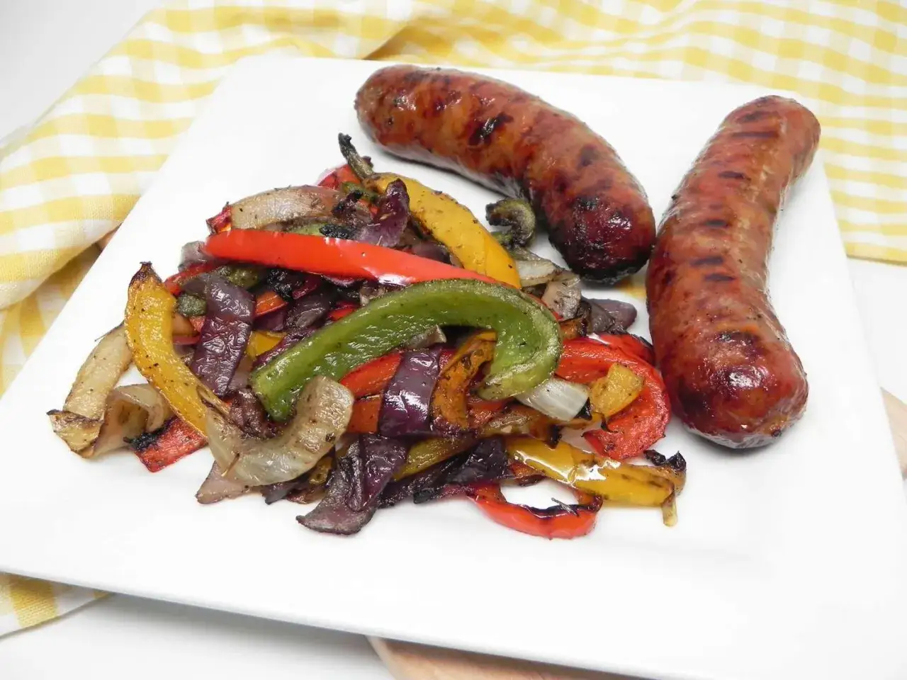 Zwei gegrillte Würste mit buntem Gemüse, perfekt für italienisch grillen.