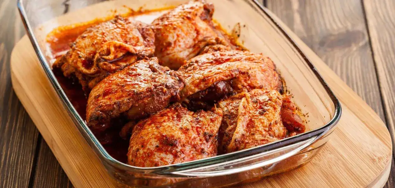 Saftiges Grillfleisch einlegen in einer Glasform, bereit für den Grill.