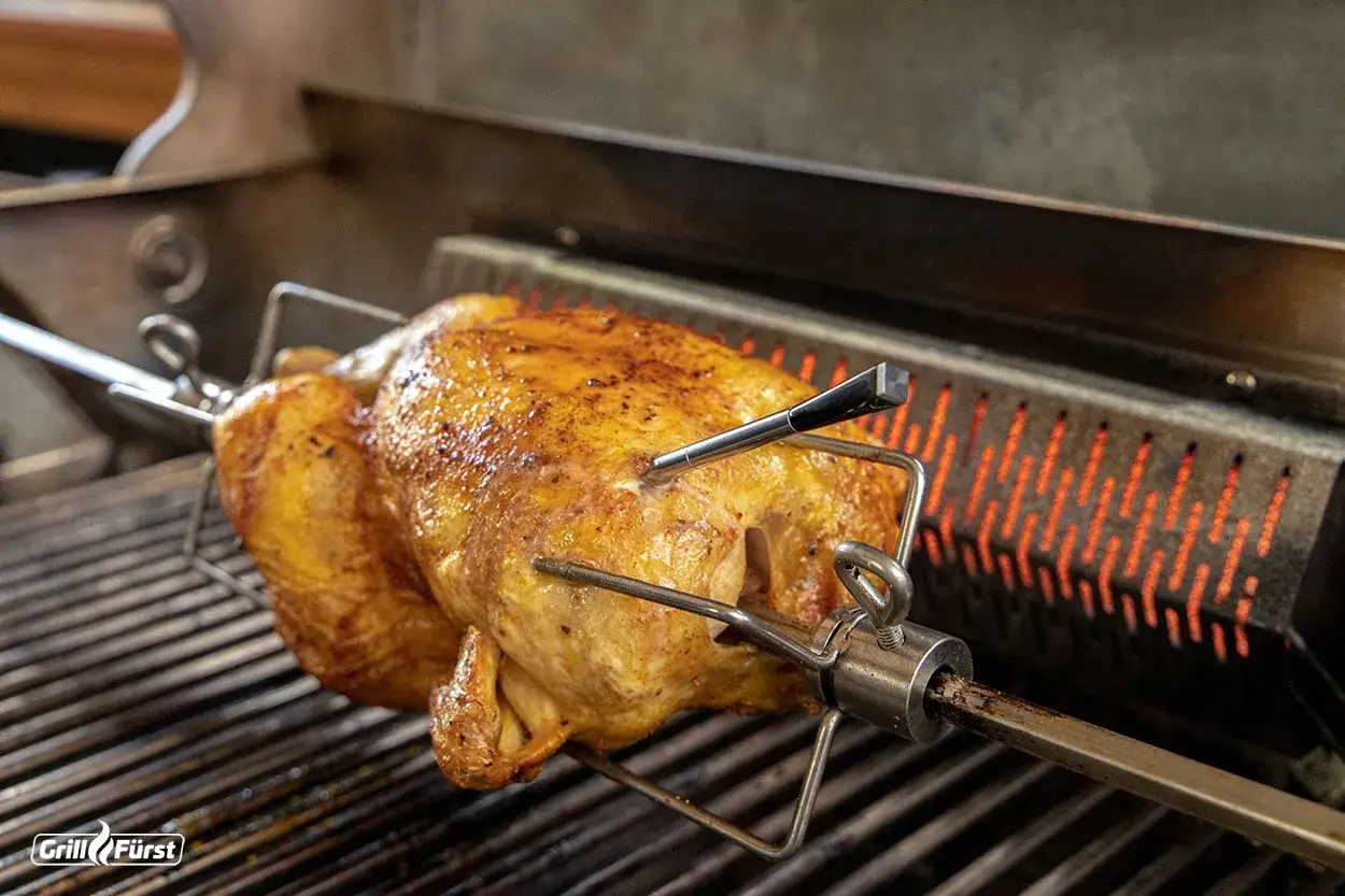 Goldbraunes Huhn am Drehspieß im Grill. Die Frage