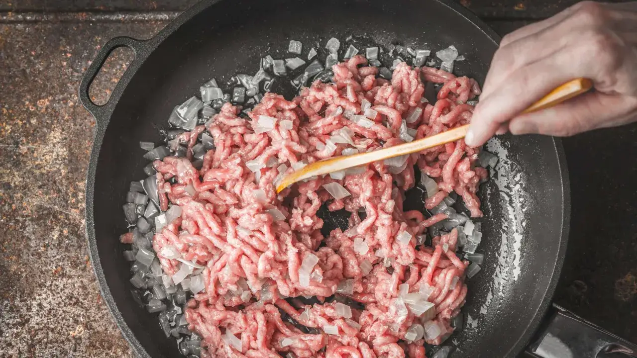 Hackfleisch braten mit Zwiebeln in einer Pfanne. Die Frage