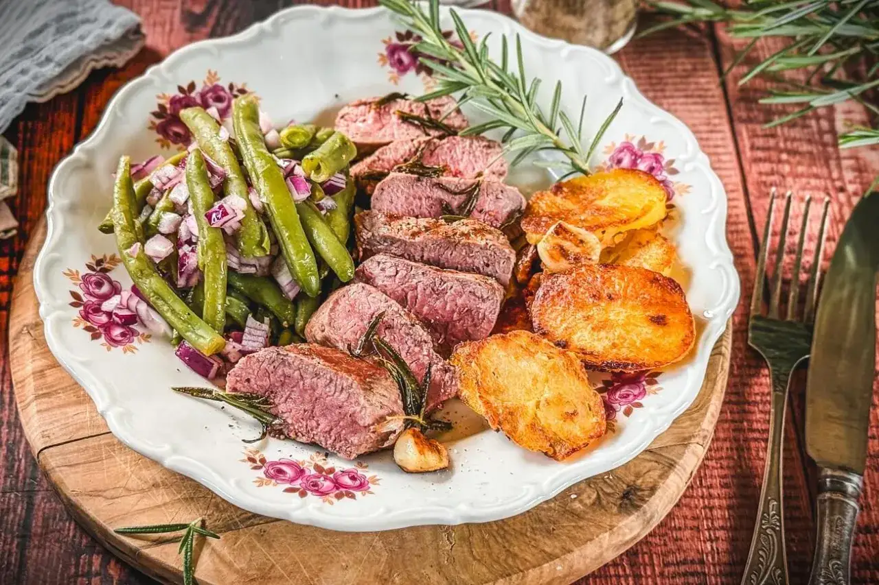 Saftiges Lamm grillen mit Rosmarinkartoffeln und grünen Bohnen mit roten Zwiebeln. Ein Festmahl!
