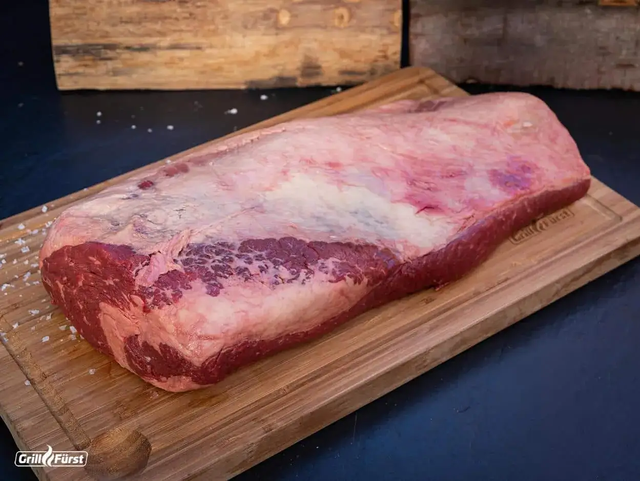 Roher Brisket auf Holzbrett, bereit für das Räuchern. Die richtige brisket kerntemperatur ist entscheidend für zartes Fleisch.