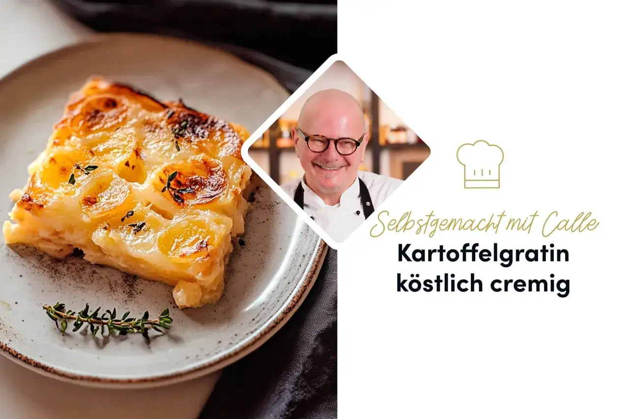 Ein Stück cremiges Kartoffelgratin, garniert mit Thymian. Das Rezept