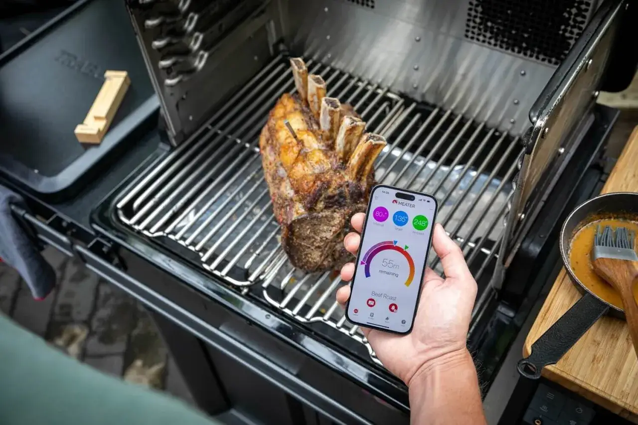 Ein Braten mit Rippen auf dem Grill, die Kerntemperatur wird per App überwacht.