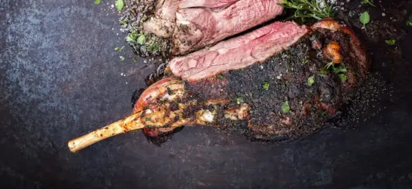 Saftige Lammkeule, perfekt gegrillt, mit Kräutern und Gewürzen verfeinert. Die Kerntemperatur Lammkeule ist ideal für ein zartes Ergebnis.