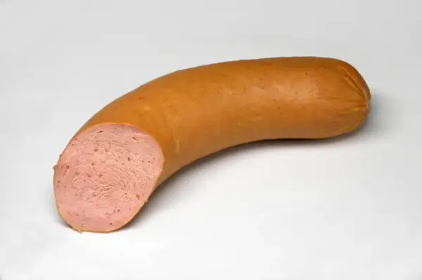 Eine aufgeschnittene Fleischwurst mit feiner, rosa Einlage. Der Unterschied zur Lyoner ist die gröbere Struktur.