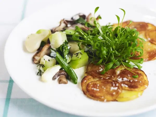 Knusprige Kartoffelscheiben mit Pilz-Gemüse-Ragout und Kresse. Perfekt, was passt zu Kartoffelpuffer!