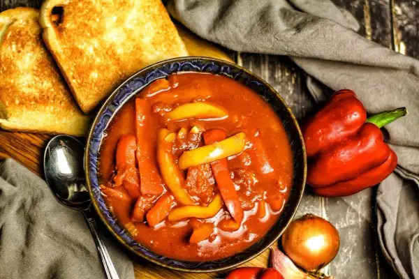 Herzhaftes Letscho mit Paprika und Zwiebeln, dazu geröstetes Brot. Perfekt für alle, die wissen, was am besten zu Letscho passt!