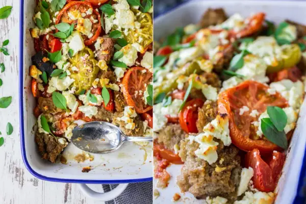 Herzhafter Tomatensalat mit Feta und Brotstücken, frisch aus dem Ofen. Ein köstliches Gericht, das an einen mediterranen Tomatensalat mit Feta erinnert.