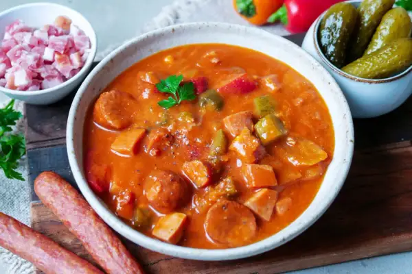 Herzhafte Soljanka mit Wurst, Gewürzgurken und Paprika. Ein Klassiker, der zeigt, was ist Soljanka: ein deftiger Eintopf voller Geschmack.