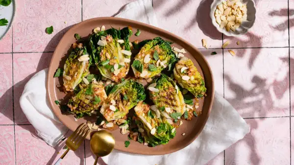 Gegrillte Salatherzen mit Mandelsplittern und frischer Minze, ein leichtes Gericht, das Lust auf mehr macht.